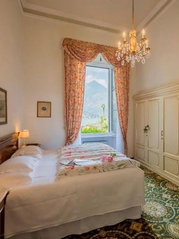 Helles Schlafzimmer mit Kronleuchter und Blick auf die Berge