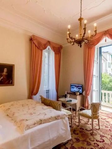 Elegantes Hotelzimmer mit klassischen Möbeln und Balkonblick