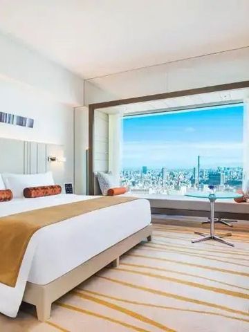 Luxuriöses Zimmer mit Kingsize-Bett und weitem Ausblick auf Tokio