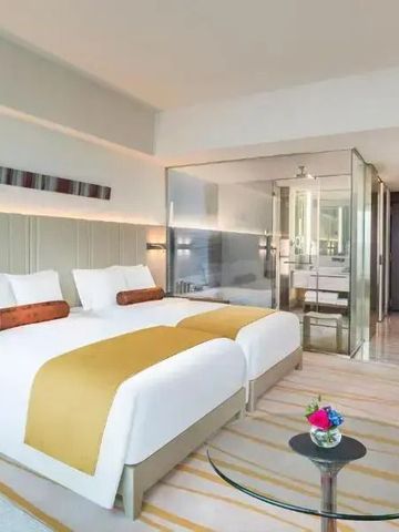 Zweibettzimmer mit moderner Einrichtung und Blick auf das Badezimmer