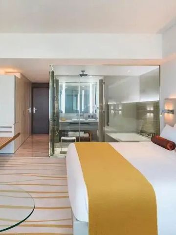 Geräumiges Zimmer mit Kingsize-Bett und glasumgebenem Bad