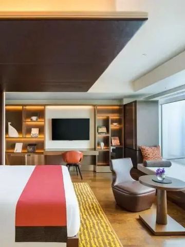 Luxuriöses Hotelzimmer mit großen Fenstern und weitem Stadtblick in Tokio