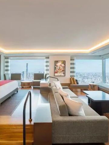 Geräumige Suite mit modernem Design und Panoramablick auf die Skyline