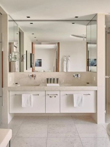 Modernes Badezimmer mit großem Spiegel und edlen Armaturen im Grand Resort Bad Ragaz