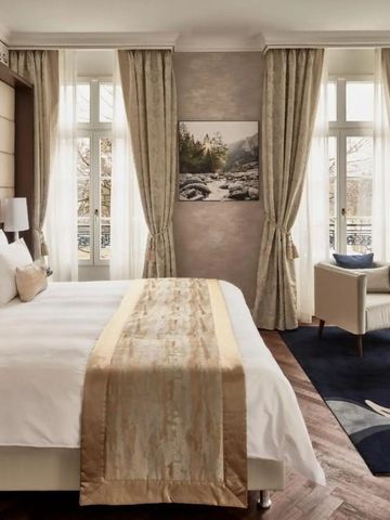 Geräumiges Zimmer mit edler Einrichtung und großen Fenstern im Grand Resort Bad Ragaz
