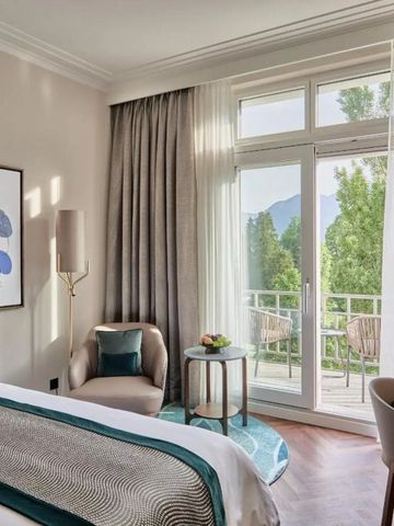 Komfortables Hotelzimmer mit Balkon und malerischem Ausblick im Grand Resort Bad Ragaz