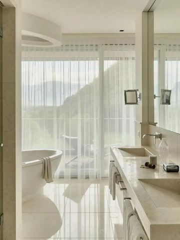 Modernes Badezimmer mit Doppelwaschbecken und freistehender Badewanne.