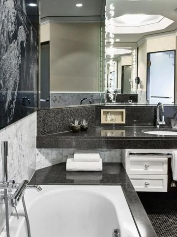 Luxuriöses Badezimmer mit Marmordetails und moderner Ausstattung