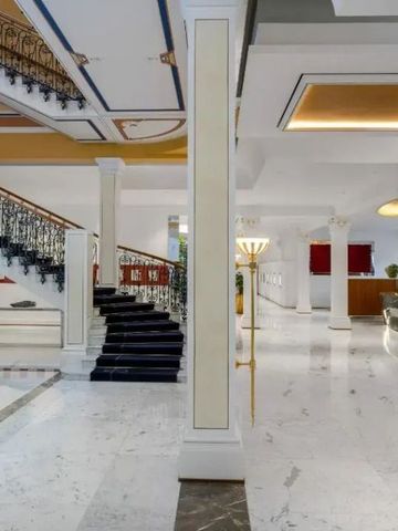 Prunkvolle Hotel-Lobby mit Marmorboden und eindrucksvollen Kronleuchtern