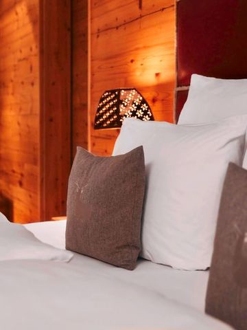 Luxuriöses Hotelzimmer mit Holzwänden und stilvoller Beleuchtung