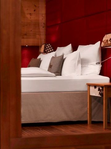 Einladendes Bett in einem Hotelzimmer mit rotem Kopfteil