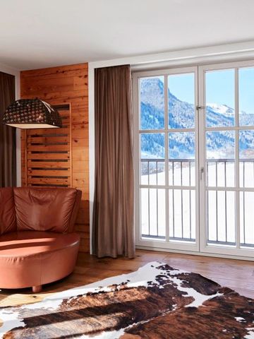 Helle Sitzecke mit Ausblick auf verschneite Berge