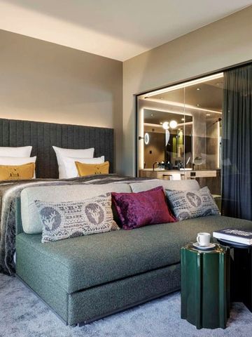 Gemütliches Hotelzimmer mit Doppelbett und moderner Dekoration