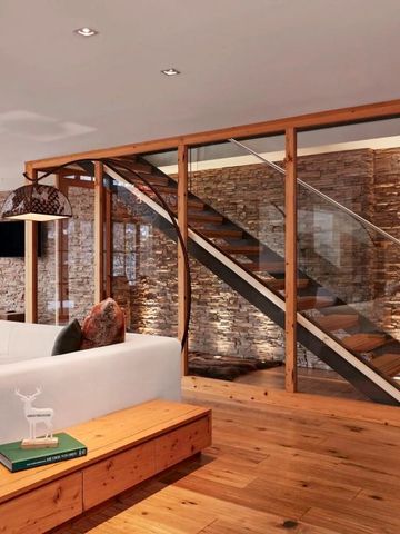 Luxuriöses Wohnzimmer mit Holzboden und moderner Treppe