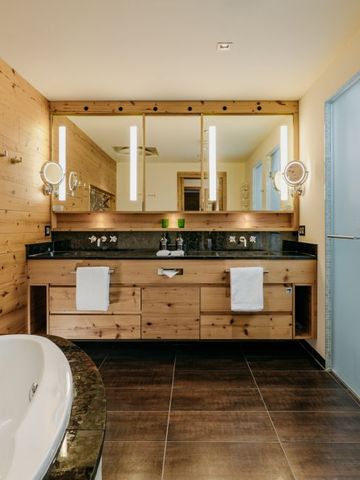 Modernes Badezimmer mit großer Badewanne und Holzverkleidung