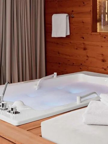 Whirlpool mit Handtüchern in einem gemütlichen Raum