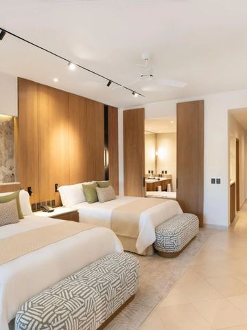 Doppelbettzimmer mit minimalistischer Holzeinrichtung und stilvollem Bad.