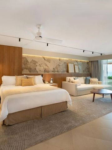 Geräumiges Hotelzimmer mit großen Bett und Meerblick