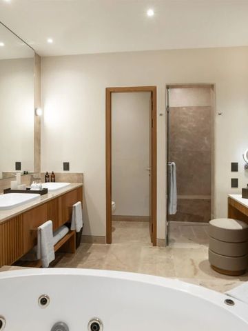 Luxuriöses Badezimmer mit Whirlpool und moderner Ausstattung