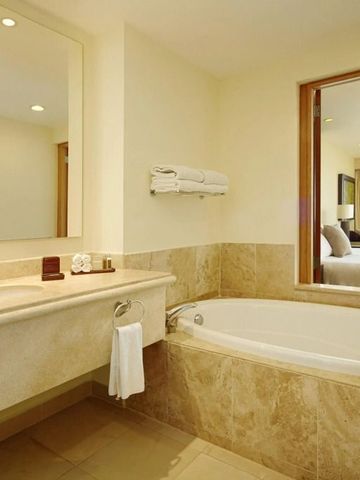 Badewanne im Badezimmer mit Blick ins Schlafzimmer