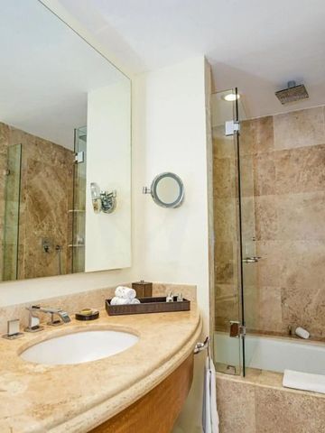 Modernes Badezimmer mit Dusche und Marmordetails