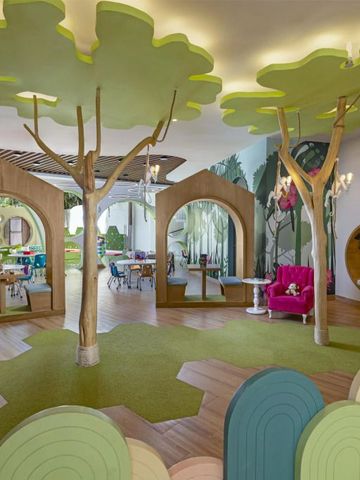 Kreativer Kids Club mit verspielter Dekoration und bunten Möbeln