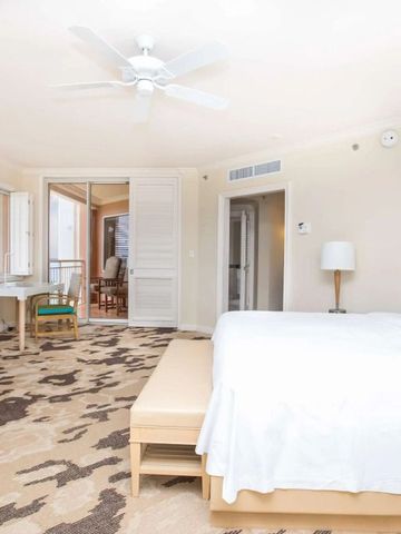 Helles Schlafzimmer mit großem Fenster und Meerblick