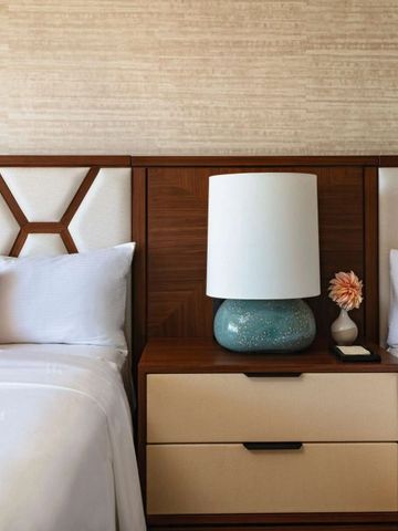 Doppelbett mit stilvollen Nachttischen und Lampe