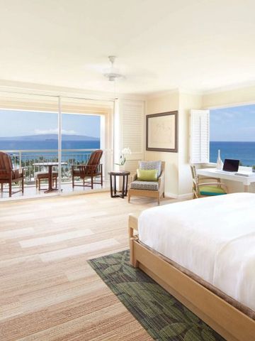 Helles Zimmer mit Kingsize-Bett und Meerblick-Balkon