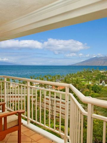 Balkon mit Panoramablick auf das Meer und die Insel
