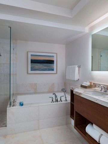 Luxuriöses Badezimmer mit Glasdusche und Badewanne