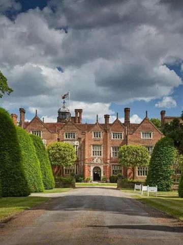 Historische Fassade des Hotels mit symmetrischen Buchsbäumen