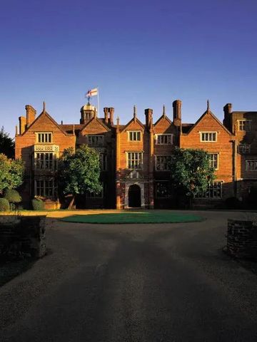 Hotelgebäude bei Dämmerung mit beleuchteten Fenstern