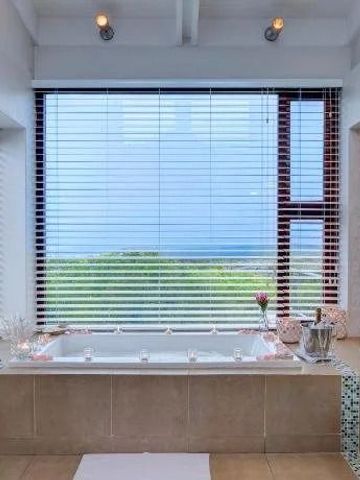 Modernes Badezimmer mit großer Badewanne und Panoramafenster im Grootbos Private Nature Reserve