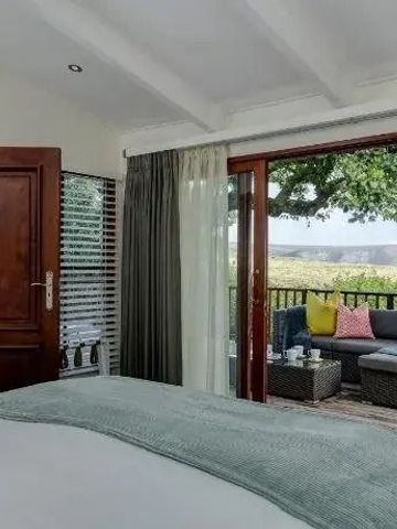 Elegantes Zimmer mit Balkon und Gartenblick im Grootbos Private Nature Reserve