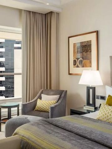 Elegantes Hotelzimmer mit Balkon und Stadtblick