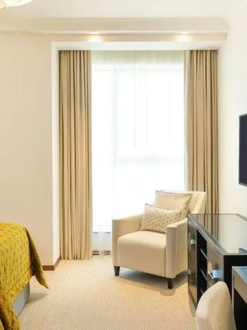 Helles Hotelzimmer mit modernem Design und komfortablem Sessel