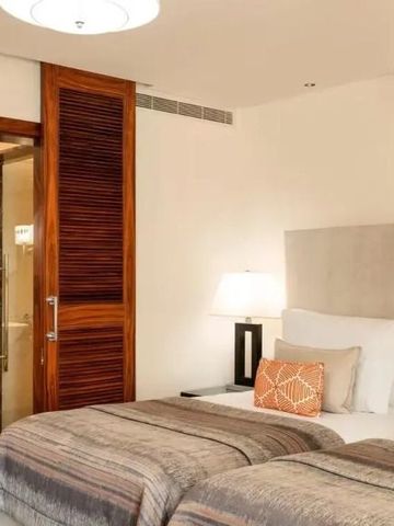 Geräumiges Zimmer mit edlem Holzdekor und bequemen Betten