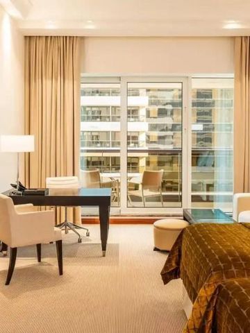 Luxuriöses Zimmer mit Schreibtisch und Balkonblick