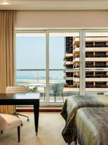 Zimmer mit zwei Betten und Balkon mit Blick auf die Stadt und das Meer