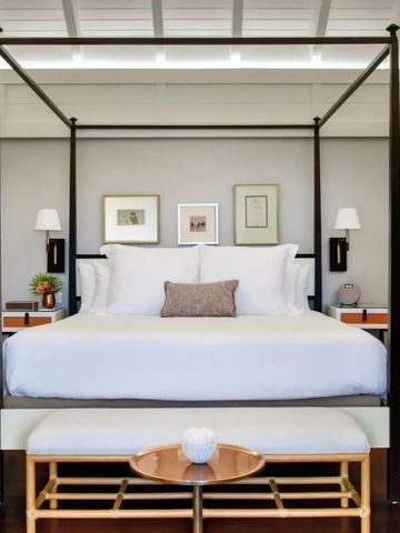 Modernes Schlafzimmer mit Himmelbett und stilvollen Möbeln