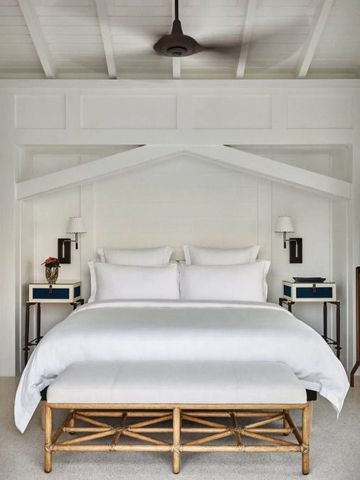 Elegantes Schlafzimmer mit weißem Himmelbett und Holzmöbeln