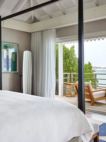 Helles Hotelzimmer mit Blick auf das Meer und eleganter Einrichtung