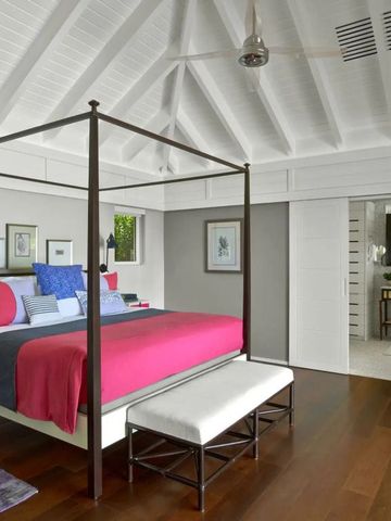 Geräumiges Zimmer mit Himmelbett und modernen Akzenten