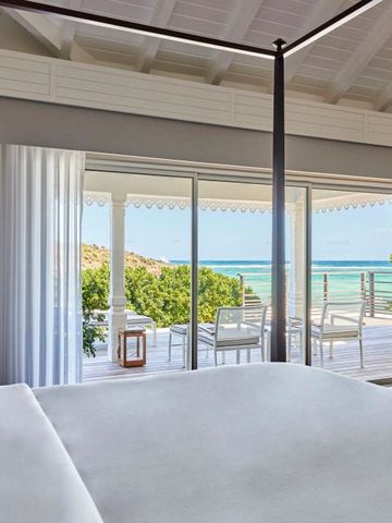 Zimmer mit direktem Zugang zu einer Terrasse mit Meerblick