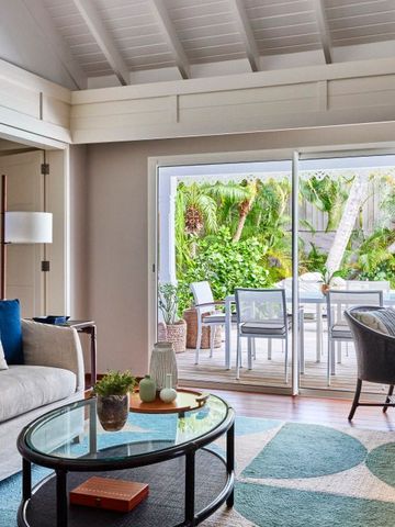 Helles Wohnzimmer mit modernem Design und Zugang zur Terrasse mit Gartenblick