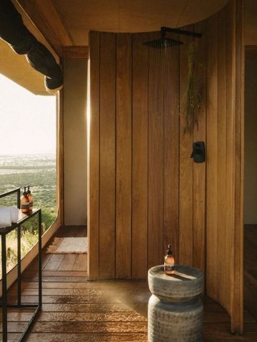 Outdoor-Dusche aus Holz mit weitem Blick über die Landschaft