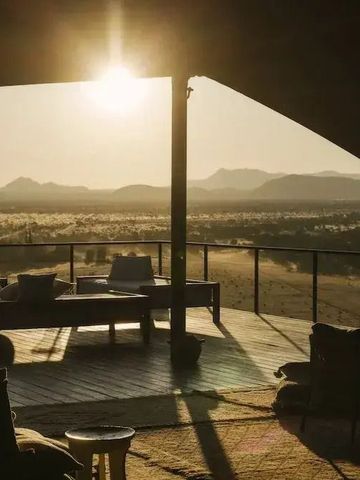 Weitläufige Terrasse mit Blick auf die namibische Landschaft bei Sonnenuntergang