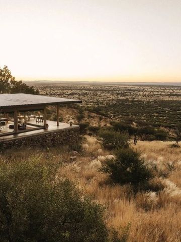 Panoramablick auf die Landschaft mit modernem Gebäude am Hang