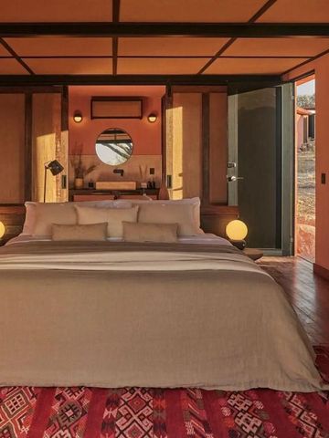 Geräumiges Schlafzimmer mit modernem Design und minimalistischem Interieur